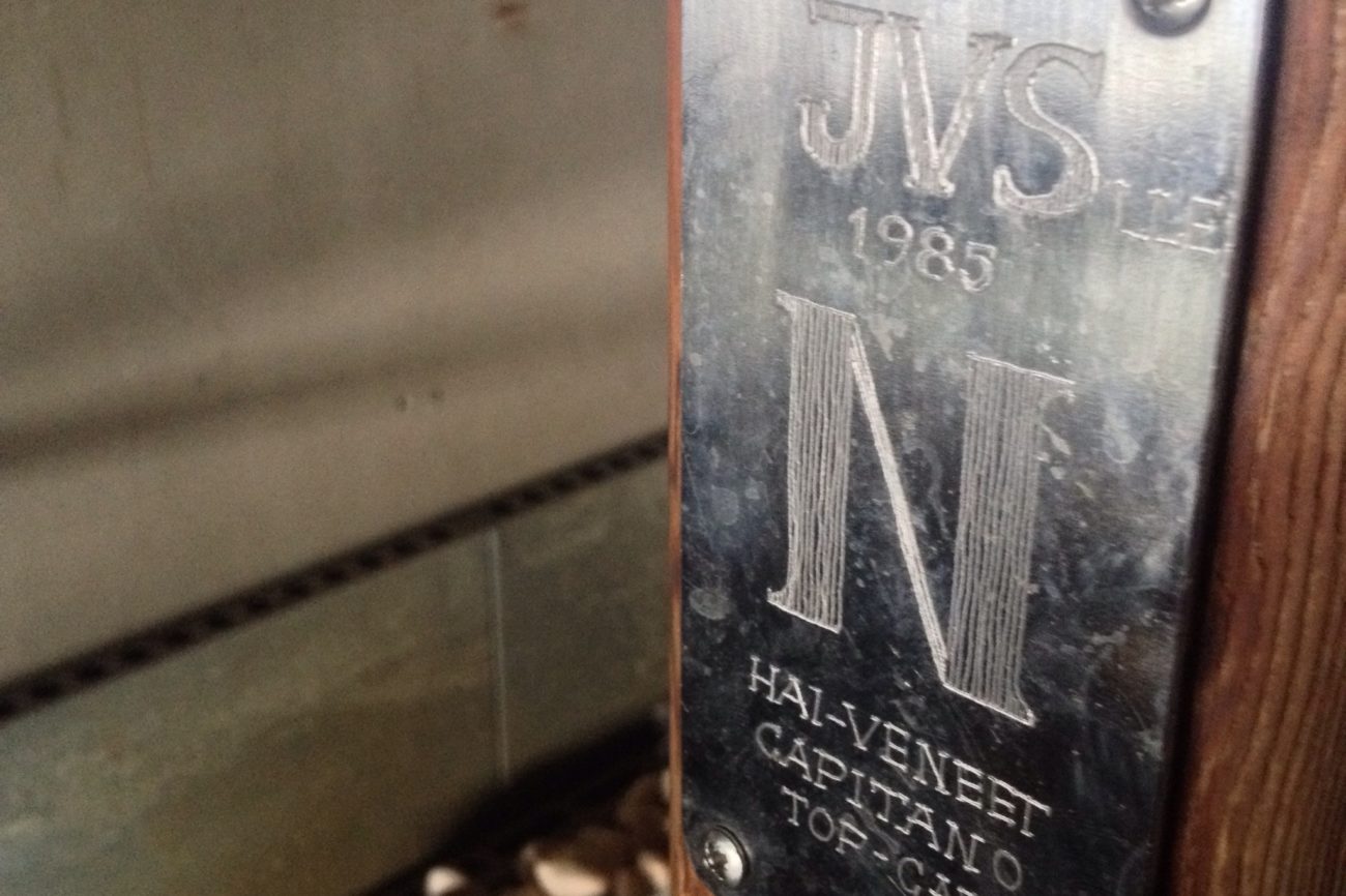 Hai-veneen masto Kuminan saunassa kiukaan kaiteena