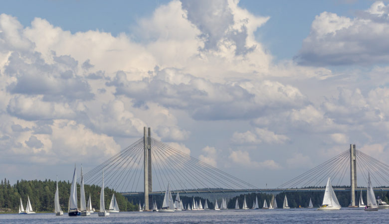 Päijännepurjehdus veneet Kärkistensalmen sillan alla