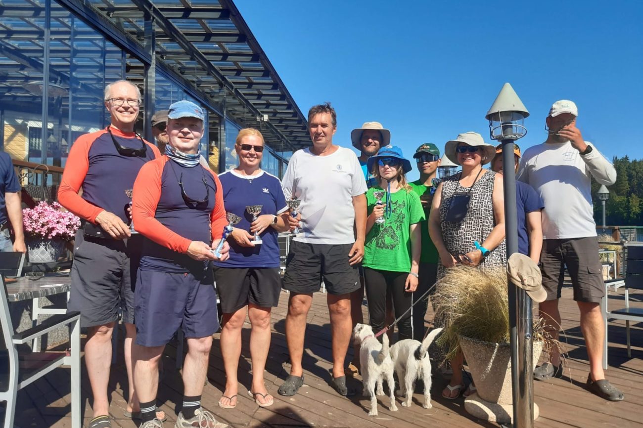 Palkinnon saaneita palkintoineen