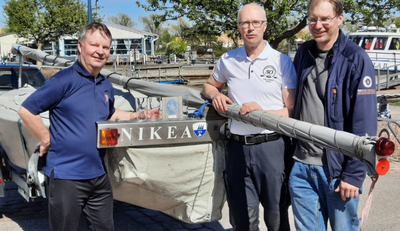 lightning-vene Nikean kolmihenkinen miehistö poseeraa Kotkassa