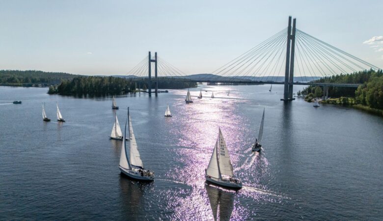 Purjeveneet kevyessä tuulessa Päijännepurjehduksessa alittamassa Kärkistensalmen siltaa